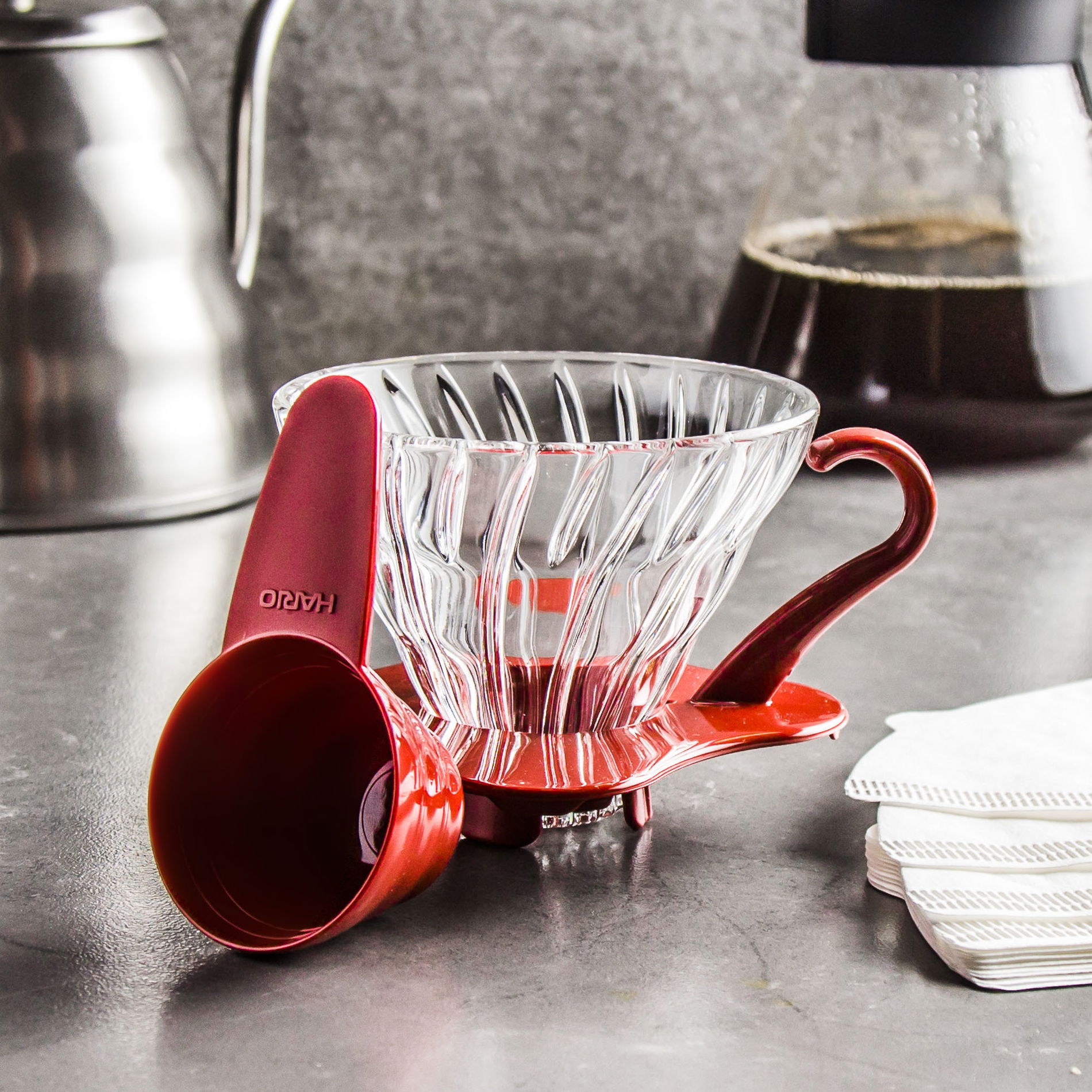 HARIO V60-01 Drip červený – skleněný dripper/filtr na kávu s měrkou