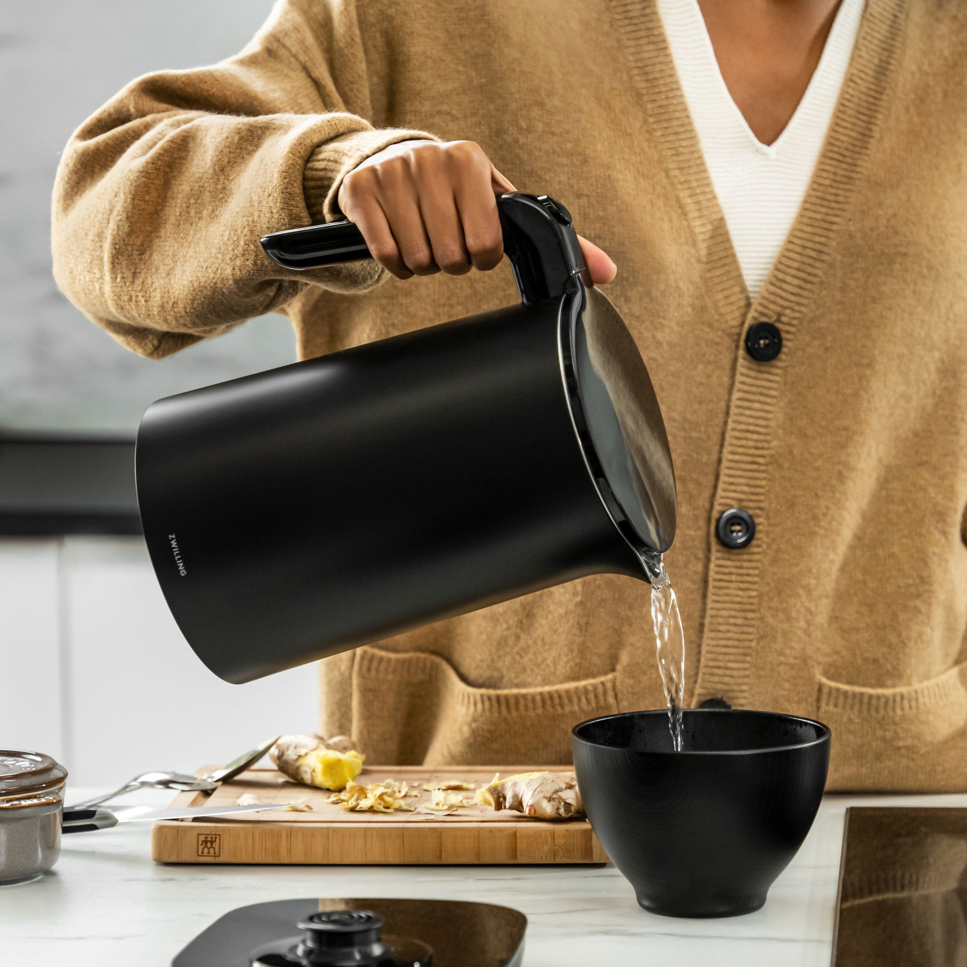 ZWILLING Enfinigy Pro 1,5 l čierny - bezdrôtový elektrický rýchlovarný kanvica z nehrdzavejúcej ocele s reguláciou teploty a pohármi