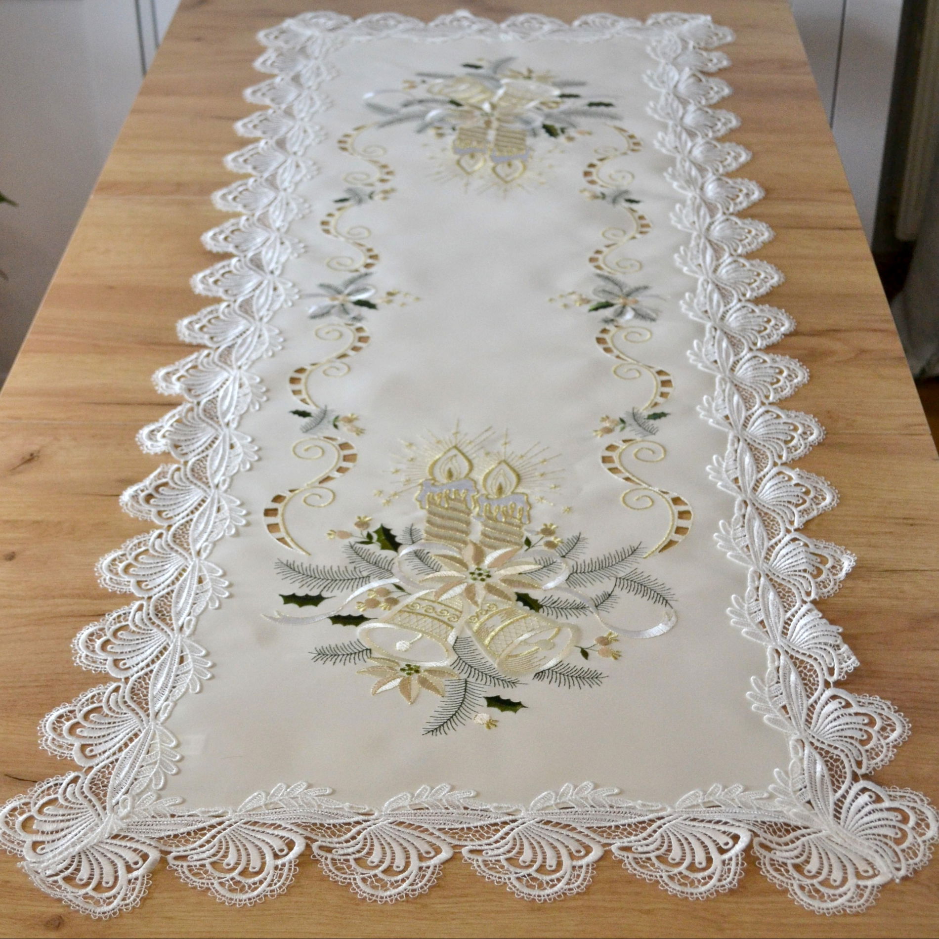 Vianočný obrus na stôl JEDEKA GIPIURA 3651 45 x 130 cm