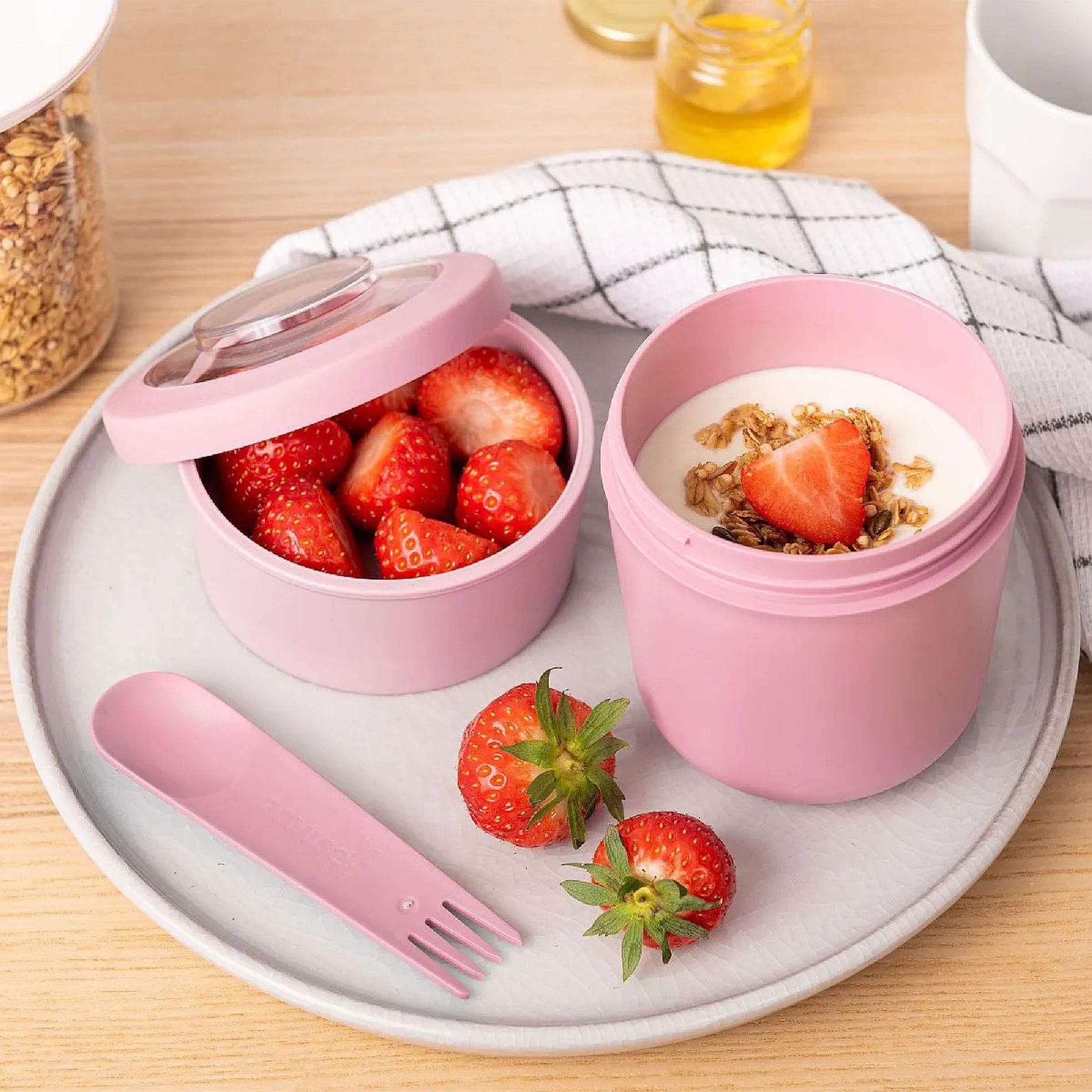 Nádoba na jogurt a müsli z Tritanu s lžičkou AMUSE ON THE GO 0,45 l