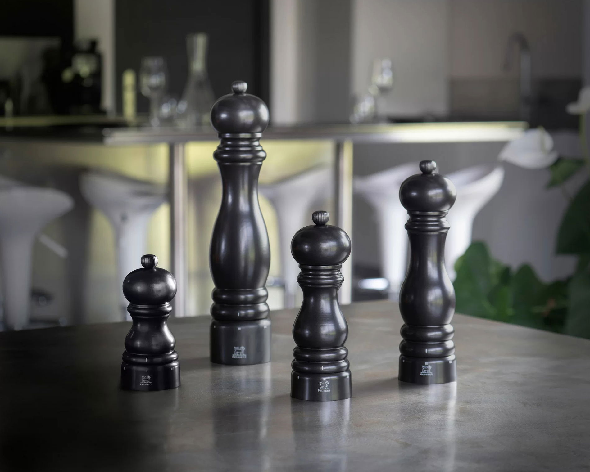 PEUGEOT Paris 22 cm - dřevěný ruční pepřový mlýnek