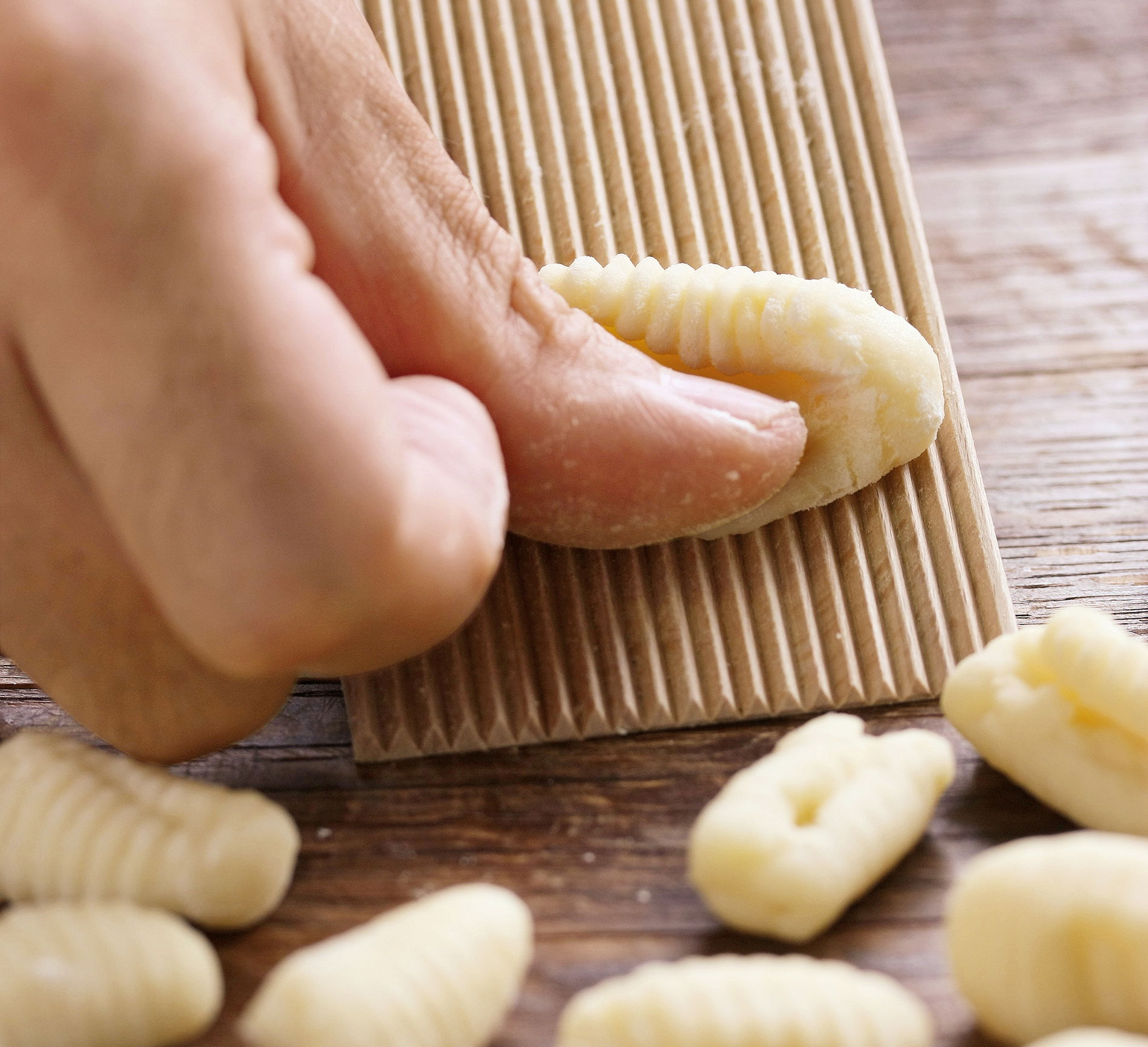 KUCHENPROFI Pastacasa - deska do klusek gnocchi i garganelli drewniana z wałkiem