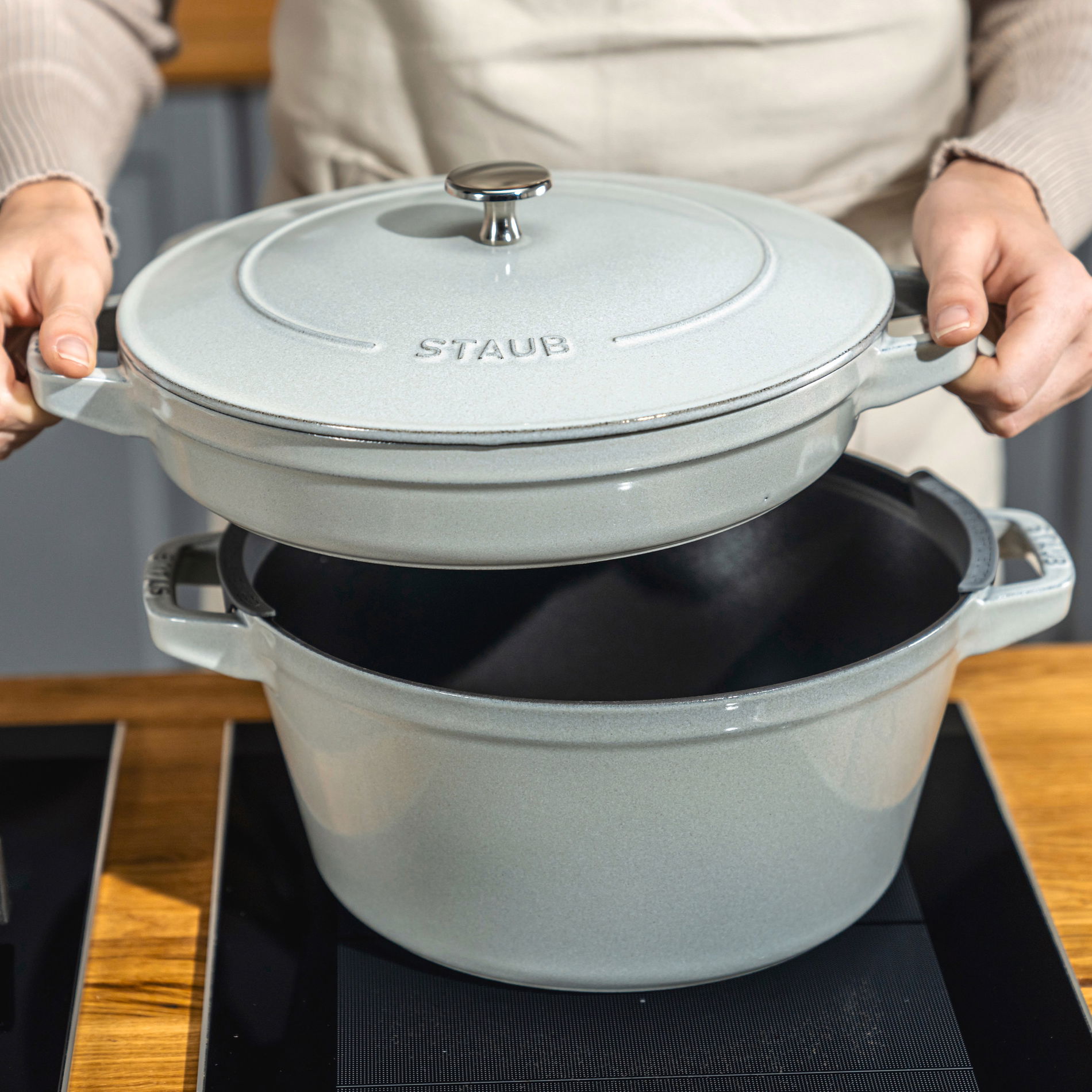 STAUB Cast Iron 4,2 l svetlosivý - železný hrniec s pokrievkou a panvicou