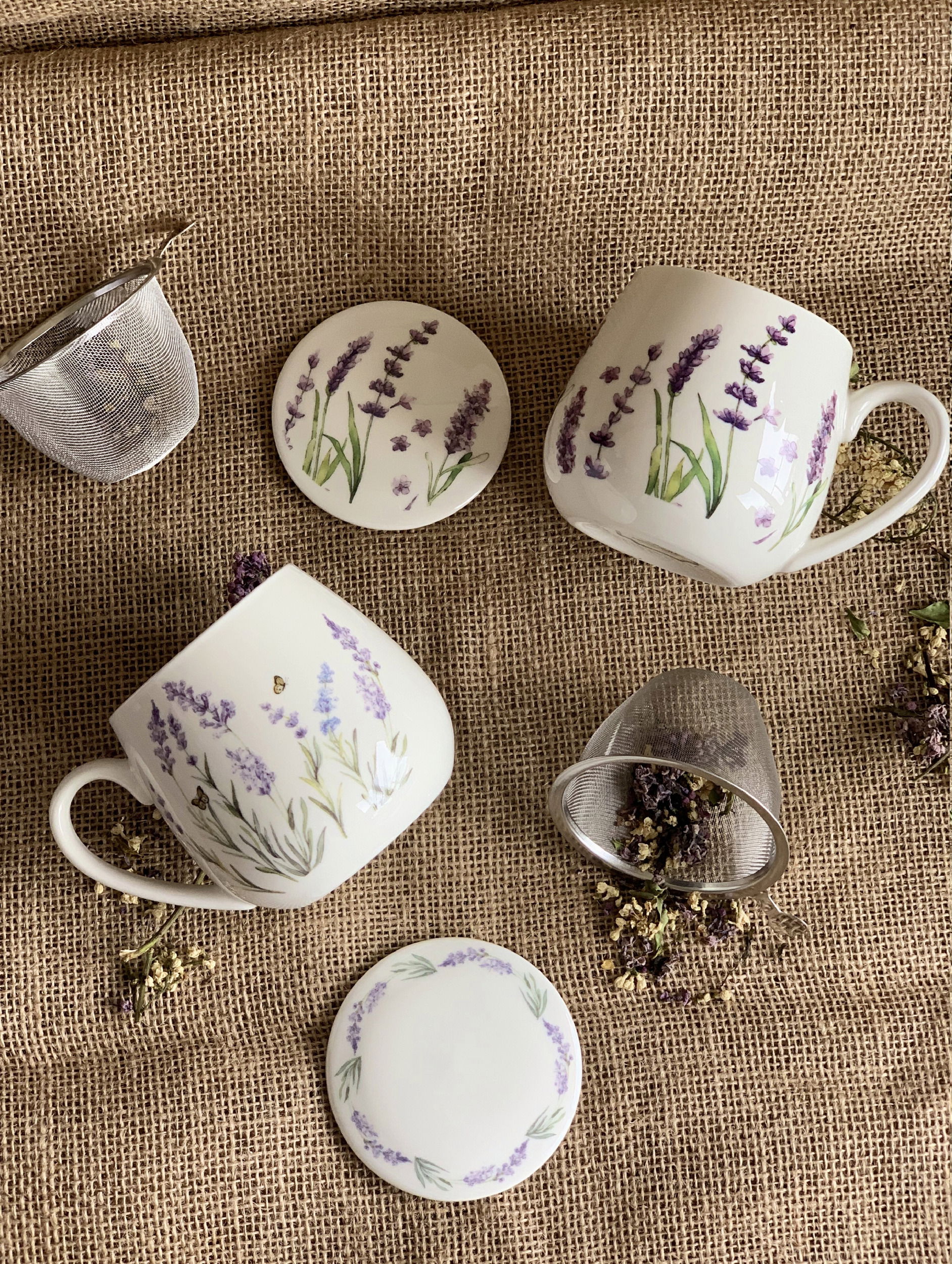 Porcelánový hrnek na sypaný čaj se sítkem a pokličkou DUO LAVENDER CLASSIC bílý 430 ml