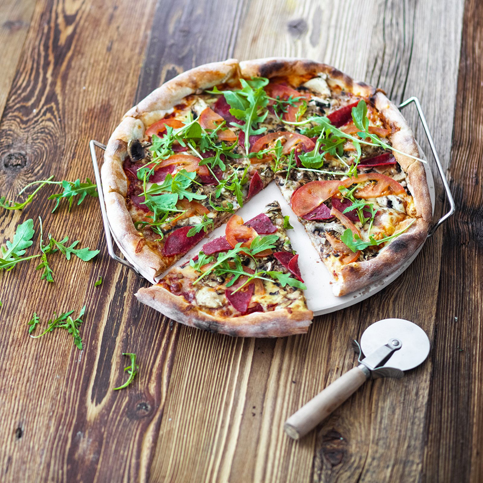 BROWIN 33 cm - kordieritový kámen na pizzu s držadlem a nožem
