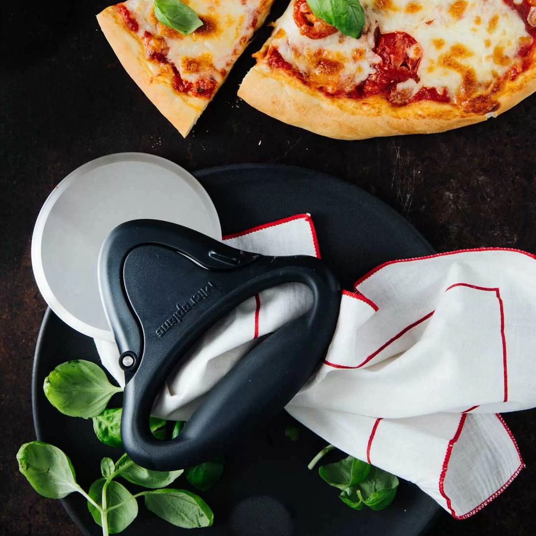 MICROPLANE Specialty - nůž na krájení pizzy z nerezové oceli