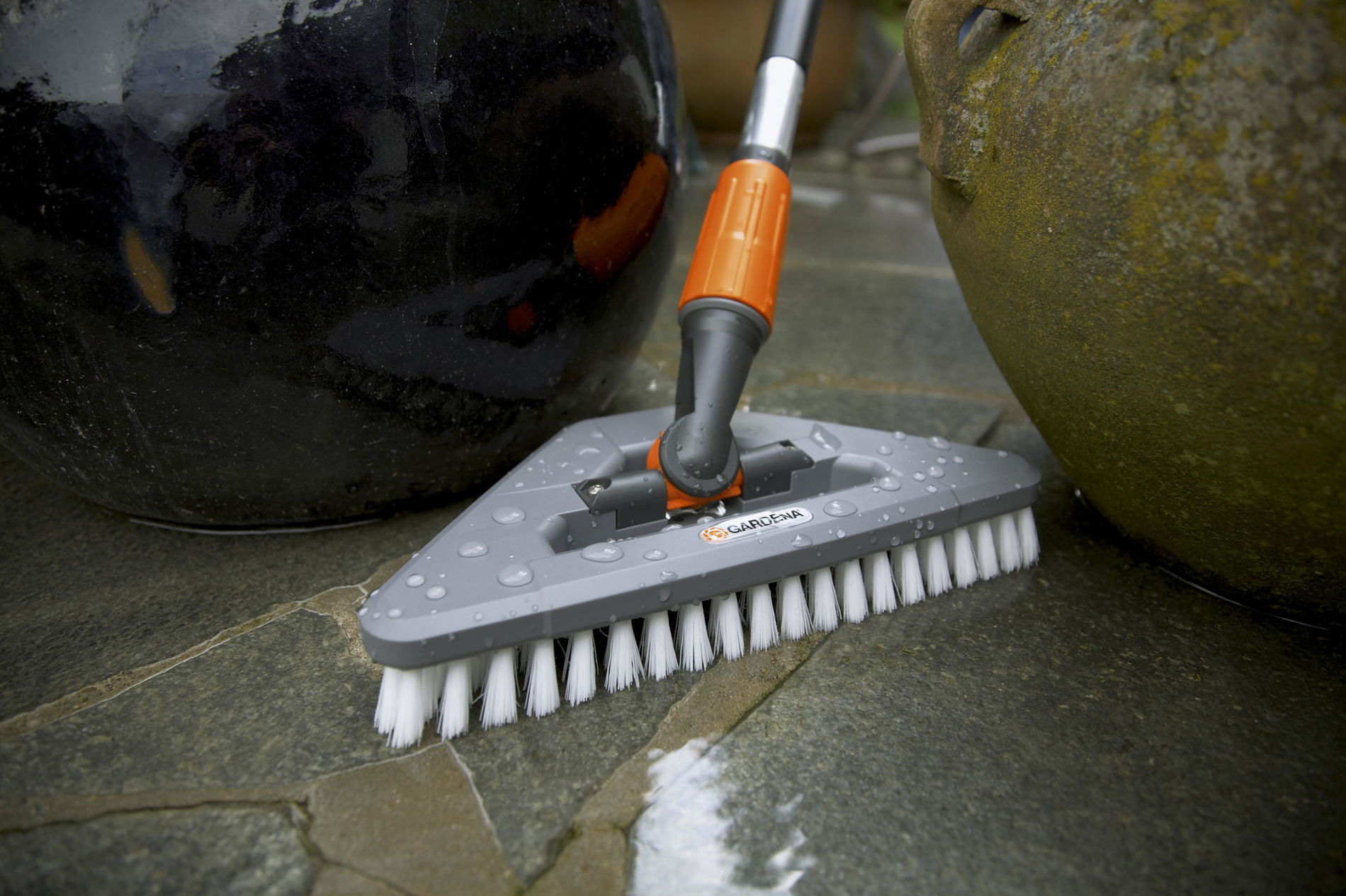 GARDENA Cleansystem Brush šedý – otočný kartáč na mytí terasy