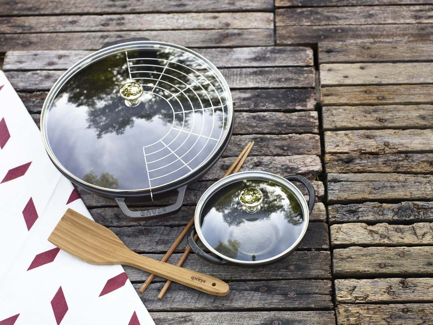 STAUB Cast 30 cm - patelnia / wok żeliwny z pokrywką