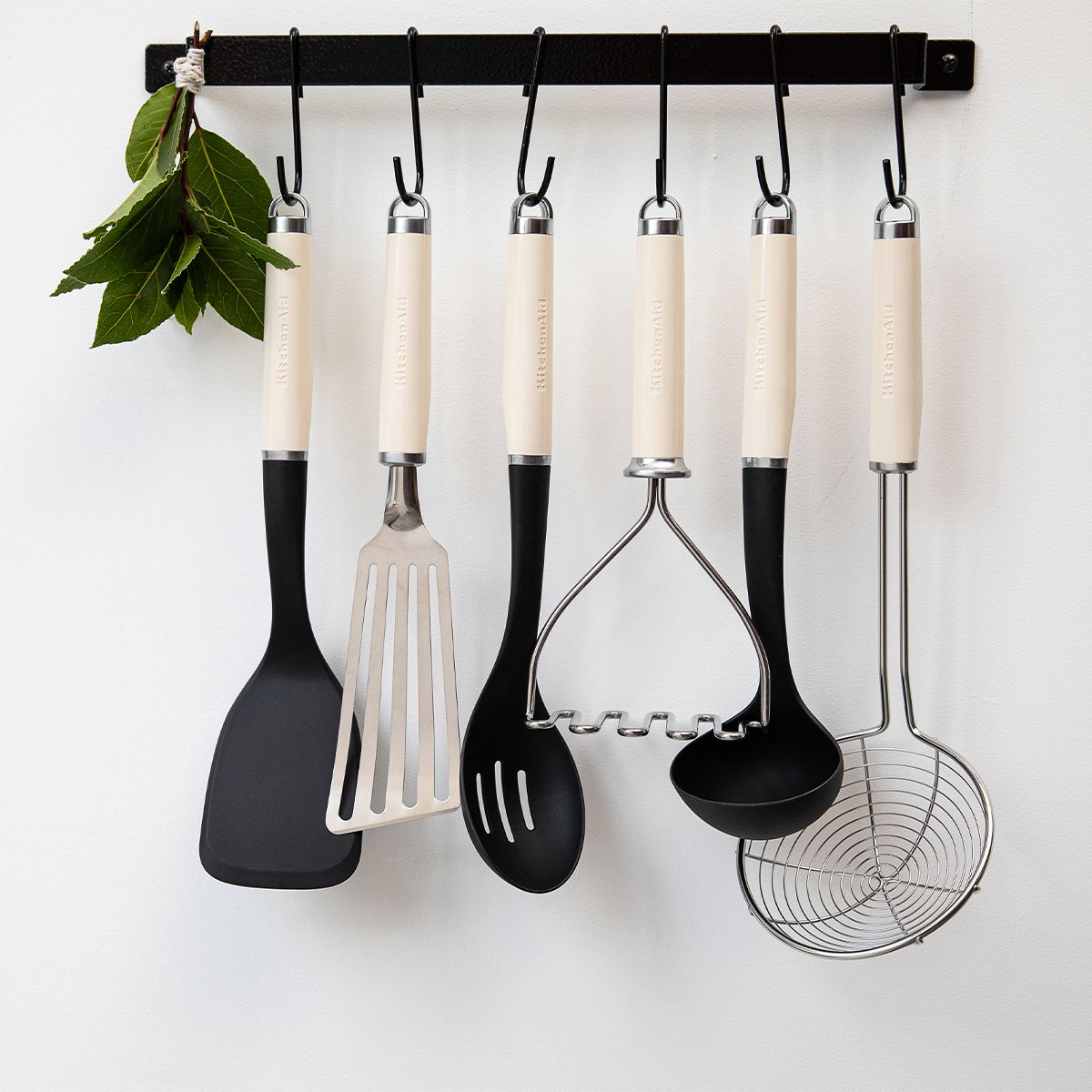 KITCHENAID Coreline 32,5 cm - kuchyňská lopatka na ryby a vejce z nerezové oceli