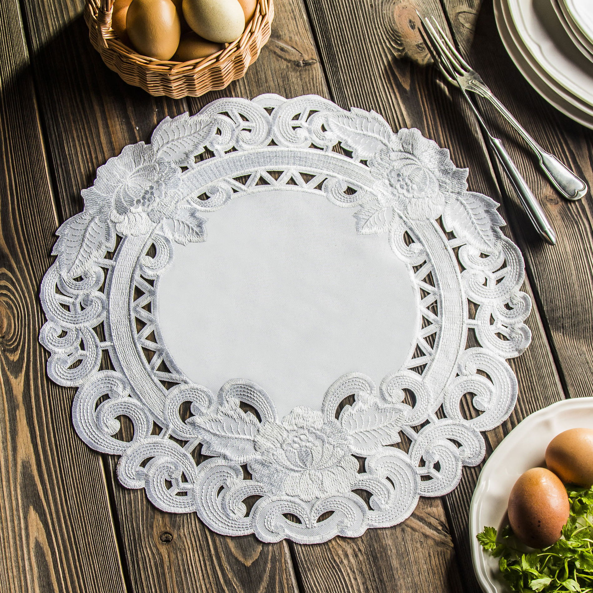 Dekorativní polyesterový ubrousek JEDEKA HAFT 8810 WHITE 40 cm