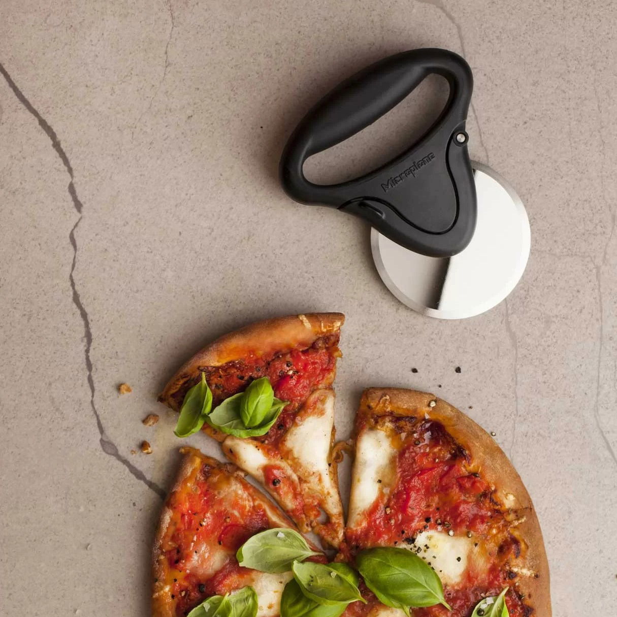 MICROPLANE Specialty - nůž na krájení pizzy z nerezové oceli