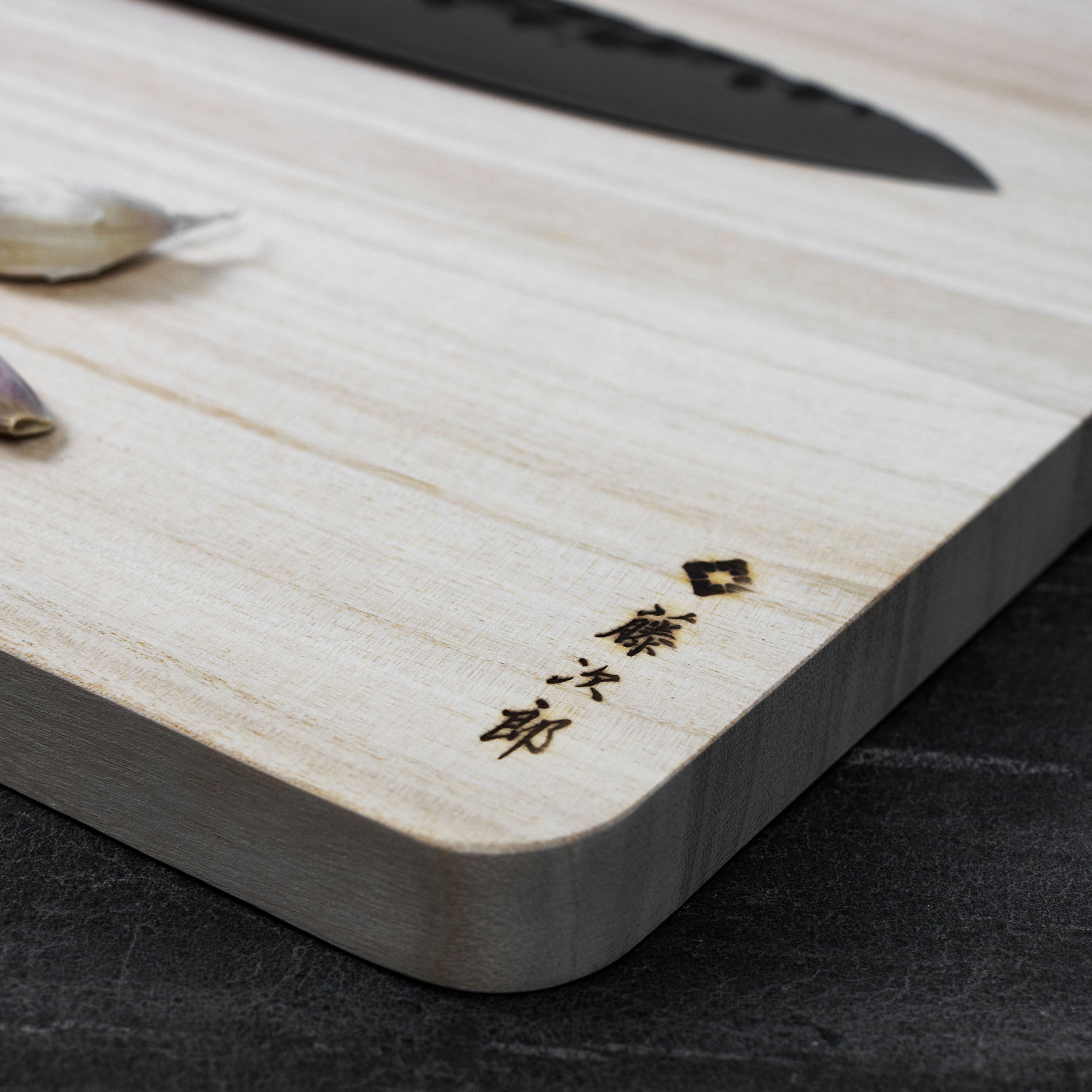 TOJIRO 45 x 29 cm - japonská doska na krájanie z paulovnijského dreva