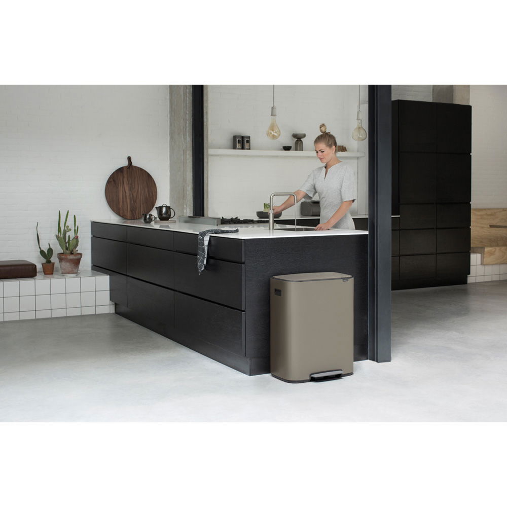 BRABANTIA Bo 2 x 30 l tmavě béžový - nerezový koš na třídění odpadu dvoukomorový s pedálem