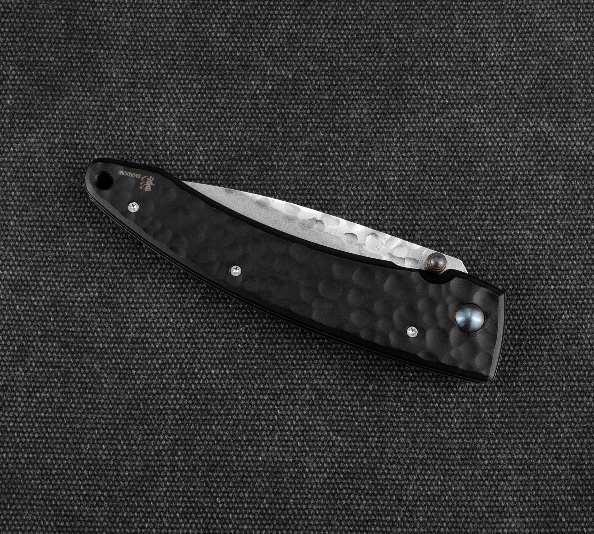 MCUSTA Forge Black Damascus 8,5 cm - japoński nóż survivalowy składany ze stali damasceńskiej