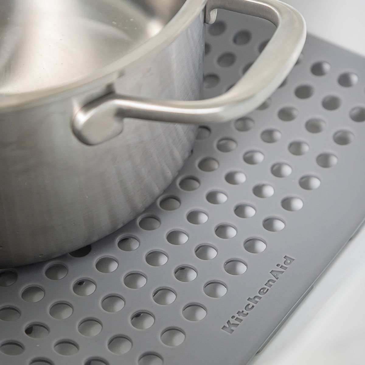 KITCHENAID 34 x 29 cm - mřížka / podložka do dřezu ze silikonu