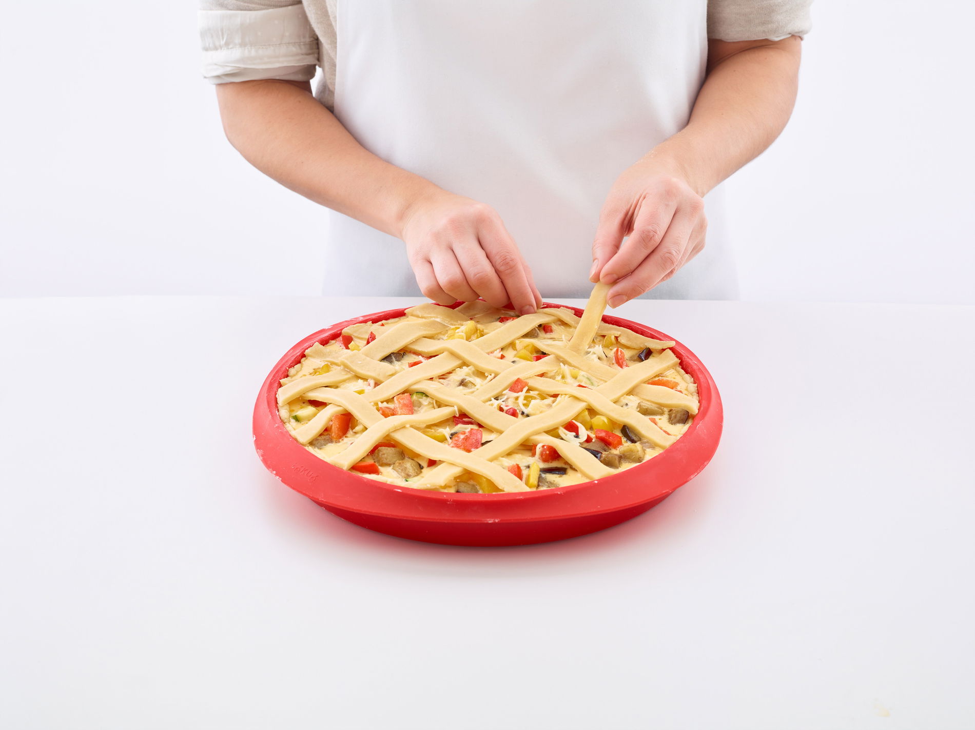LEKUE Duo 28 cm červená - silikonová koláčová forma na pečení