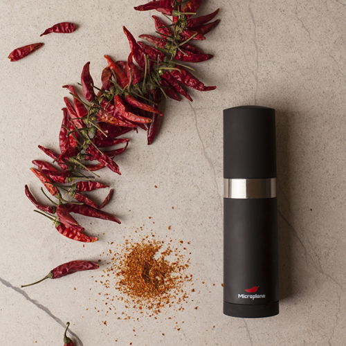 Plastový mlýnek na chilli MICROPLANE SPICY BLACK