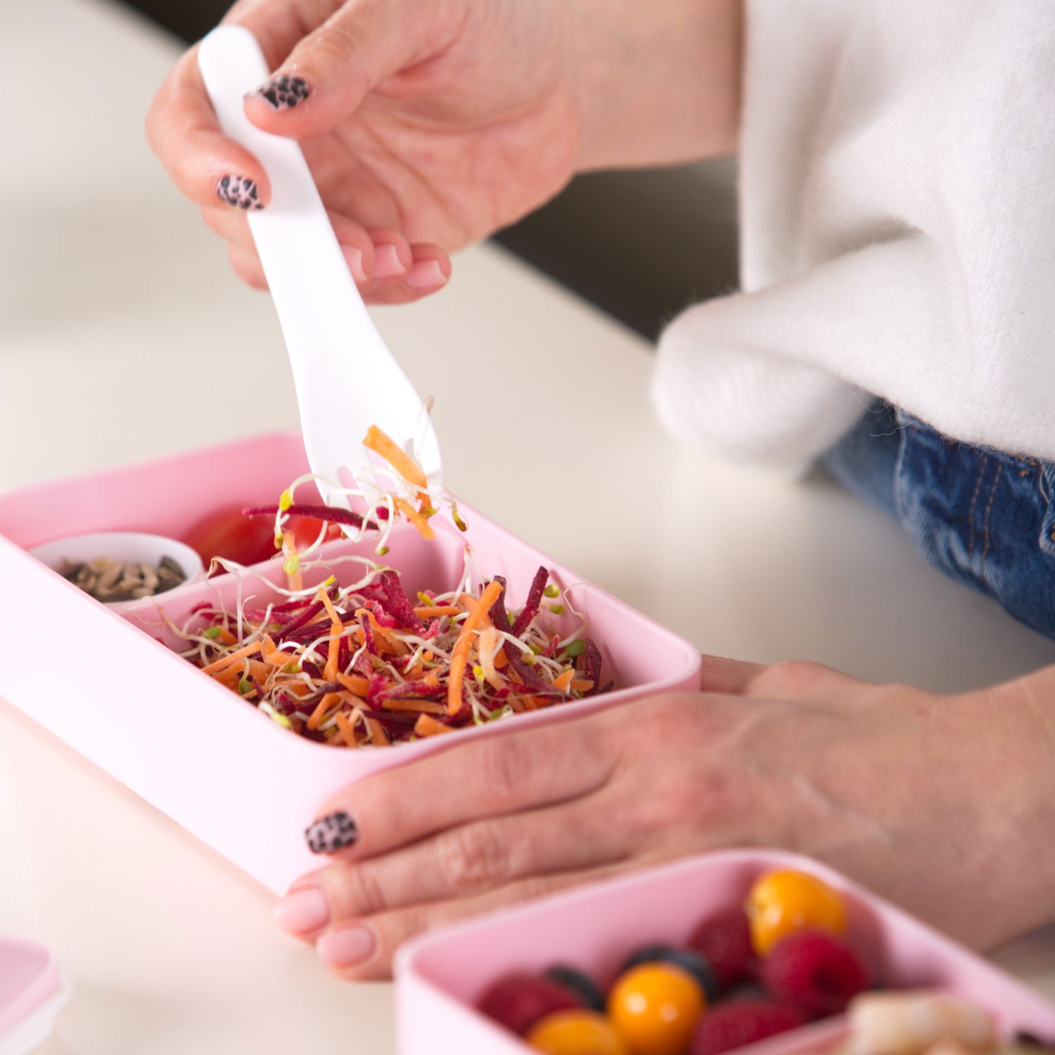 Plastová krabička na oběd / snídani s nádobkami a příbory UMAMI Original 1200 ml