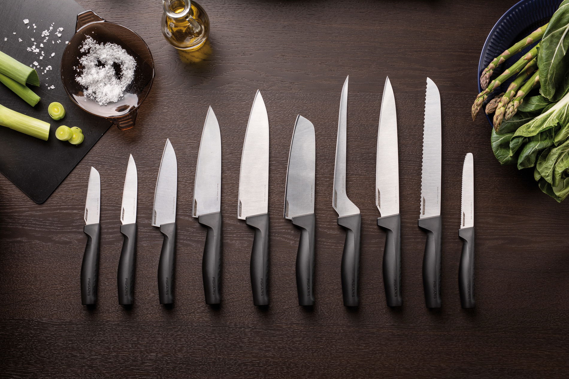 FISKARS Hard Edge 8,5 cm čierny - nôž na zeleninu a ovocie z nehrdzavejúcej ocele