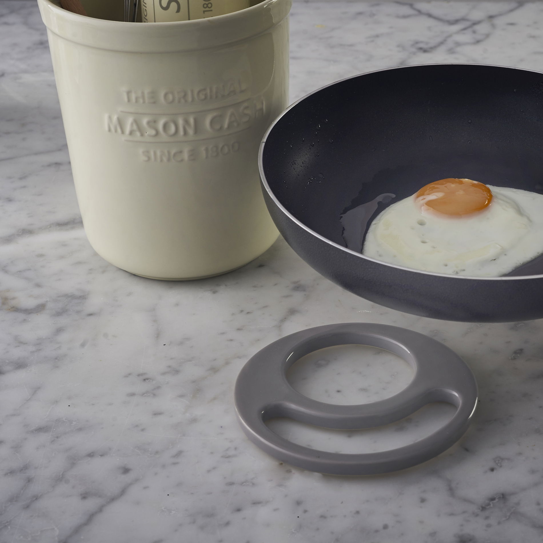 MASON CASH Innovative Kitchen biely - keramický držiak na kuchynské pomôcky