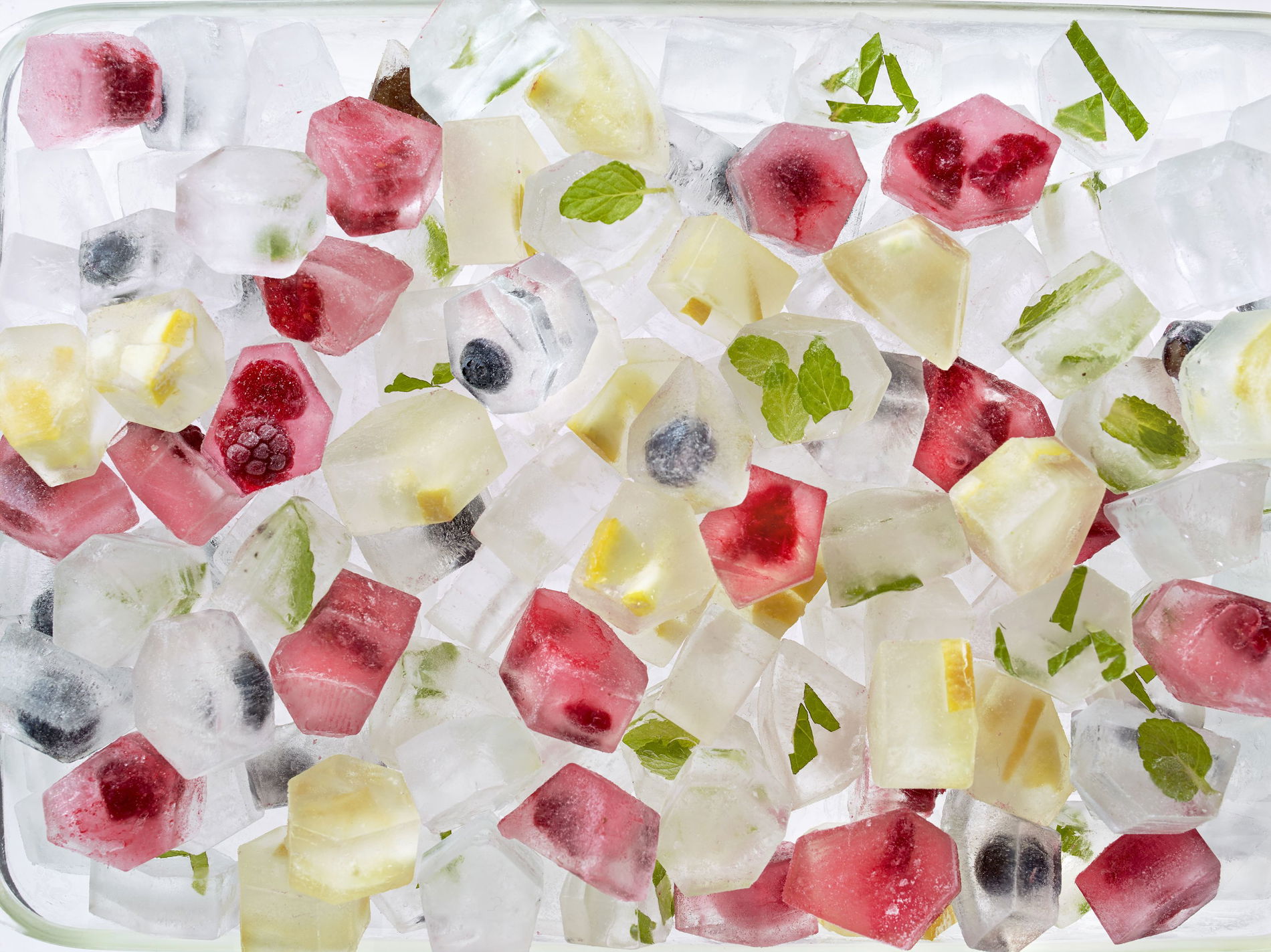 LEKUE Ice Box červená - plastová forma na ľad s nádobou