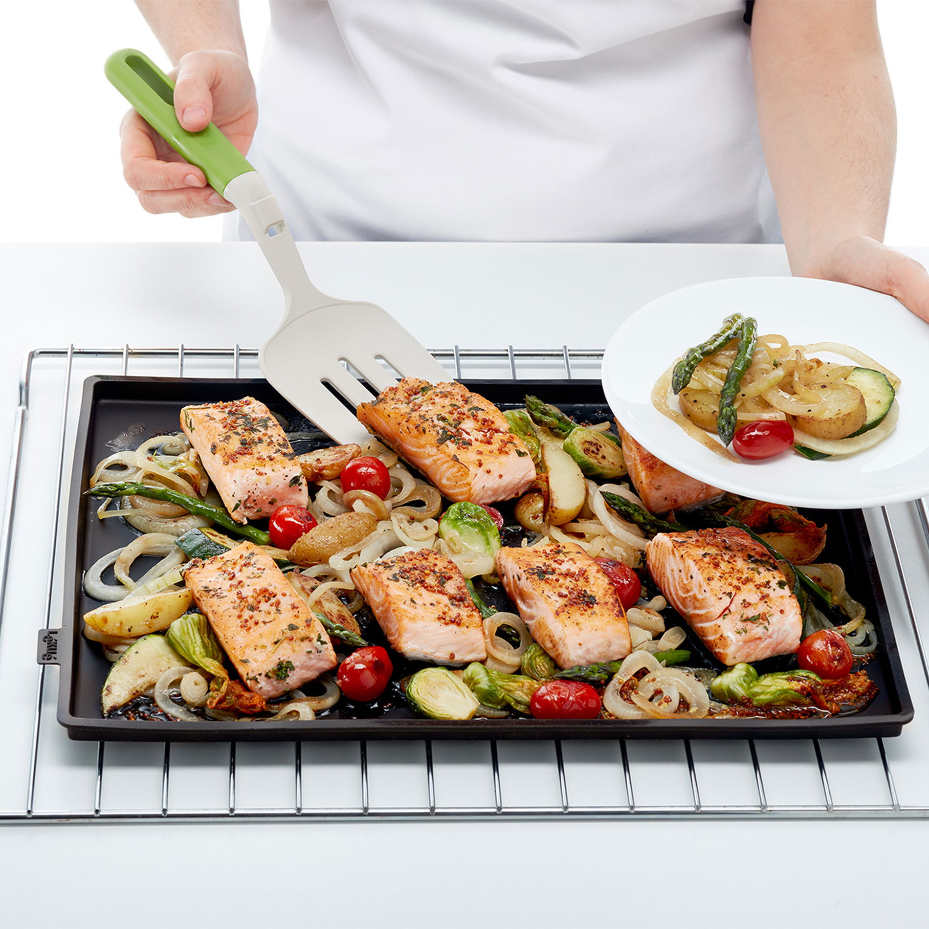 LEKUE Classic 40 x 30 cm čierna - silikónová podložka / kuchynská doska s okrajom