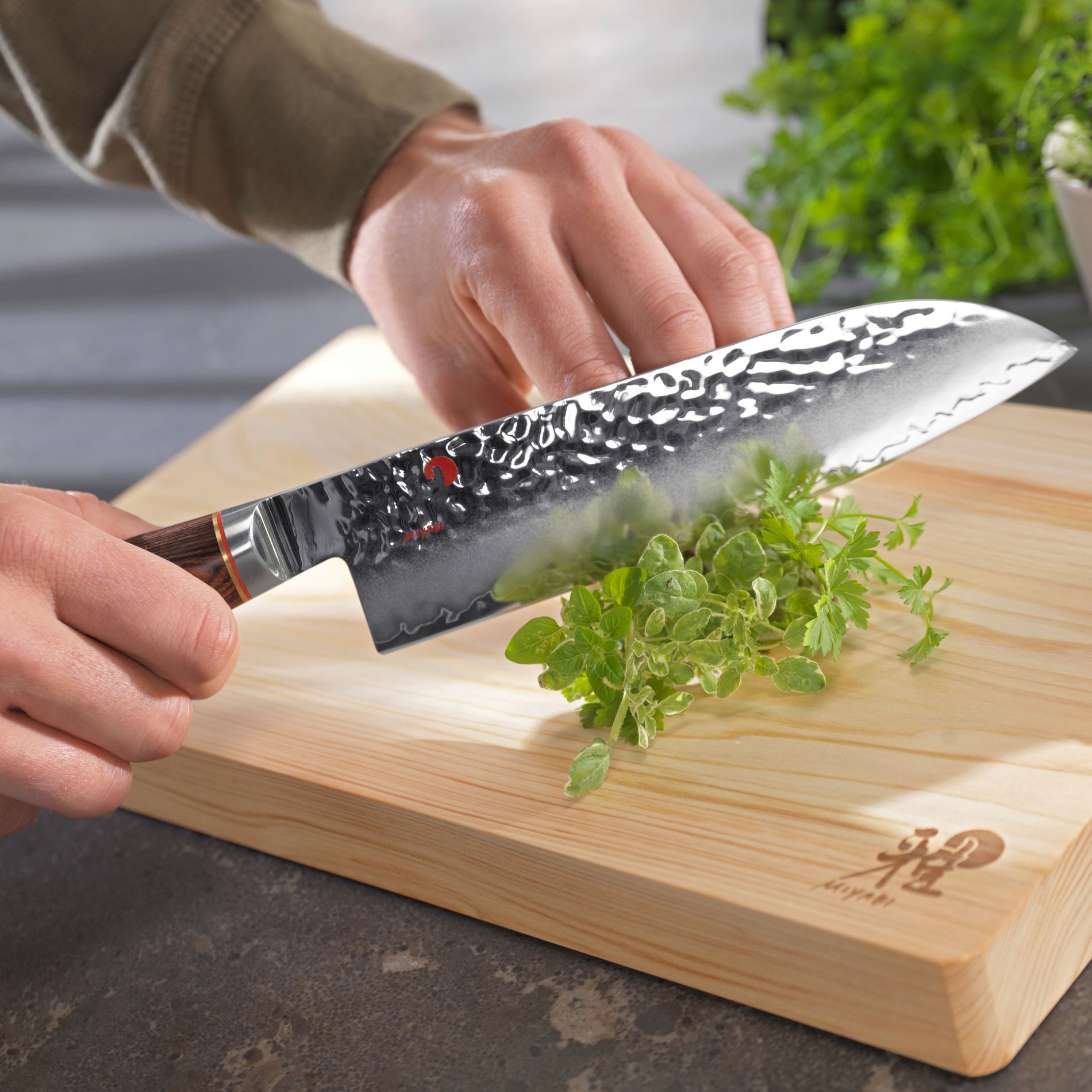 MIYABI 6000MCT 23 cm ocelový nůž Santoku