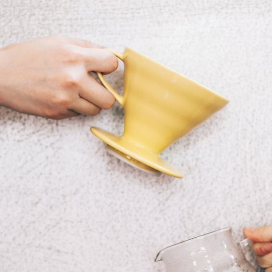 HARIO Drip V60-02 - keramický dripper na kávu s meracou nádobkou