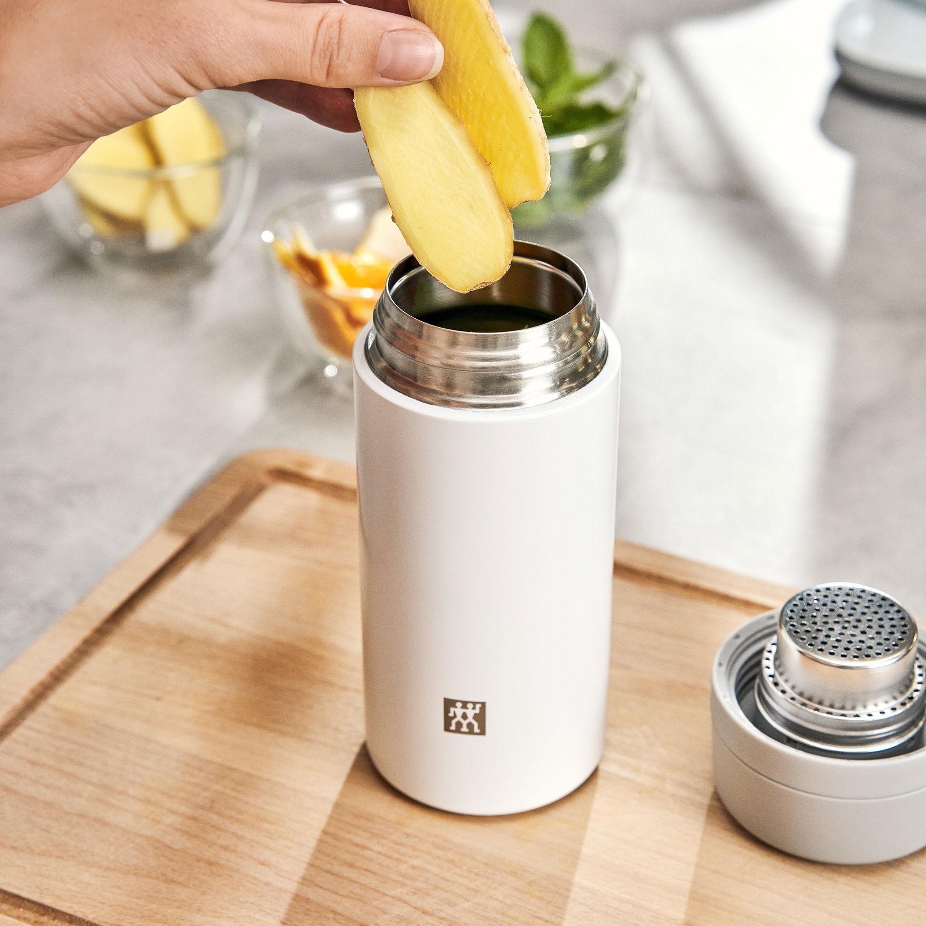 ZWILLING Thermo 420 ml biely - termo pohár z nerezovej ocele s čajovým infúzerom