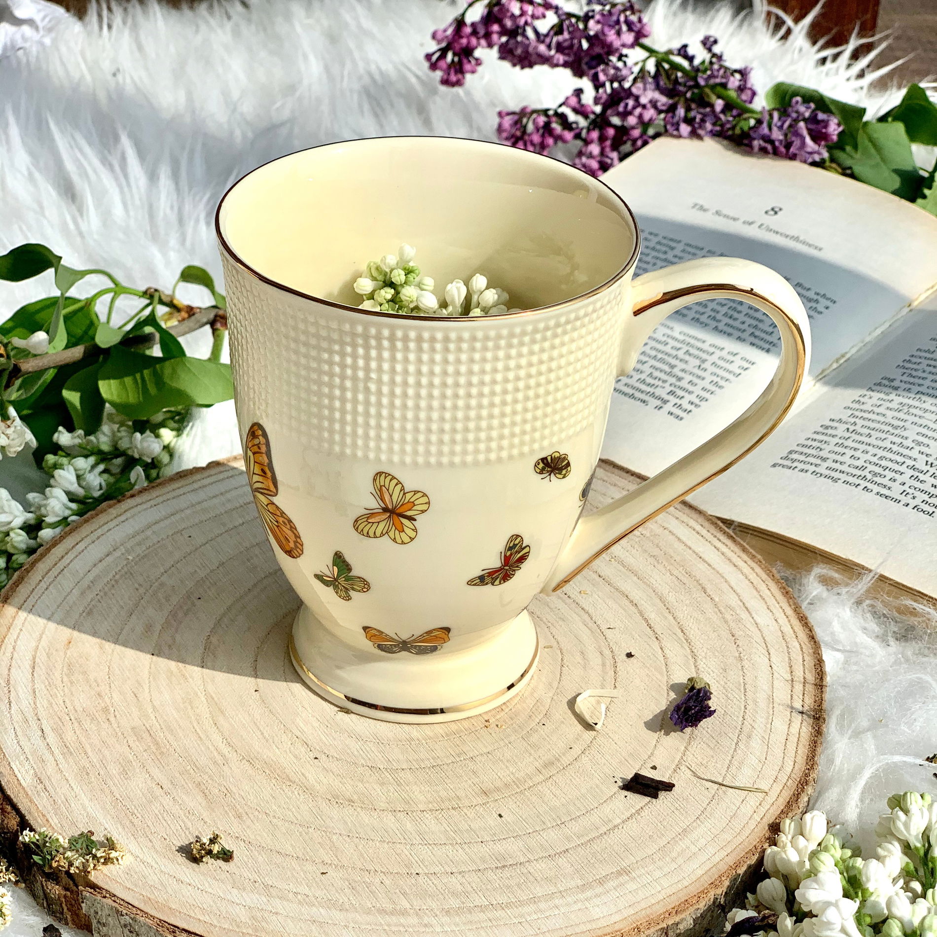 DUO ECRU MOTYLKI 400 ml – porcelánový hrnek na nožce
