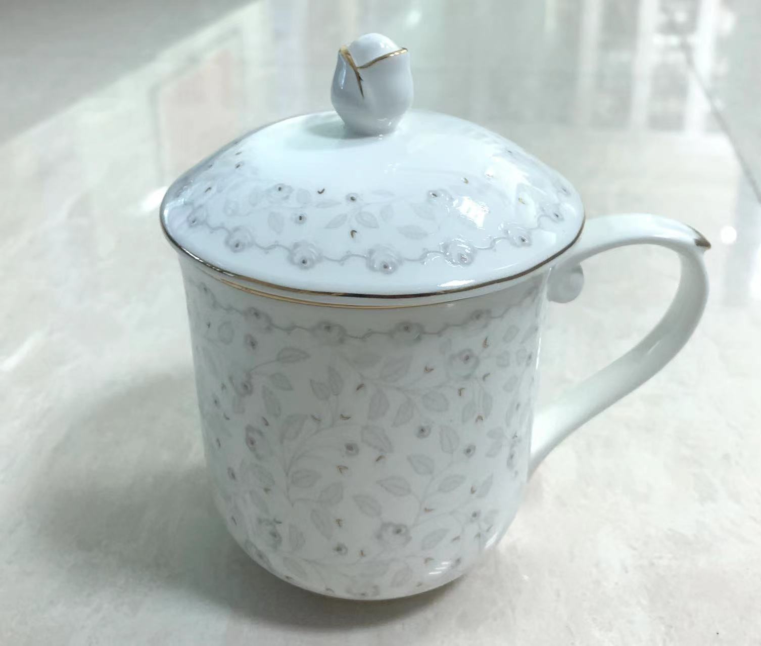 Kubek porcelanowy z zaparzaczem i pokrywką 400 ml