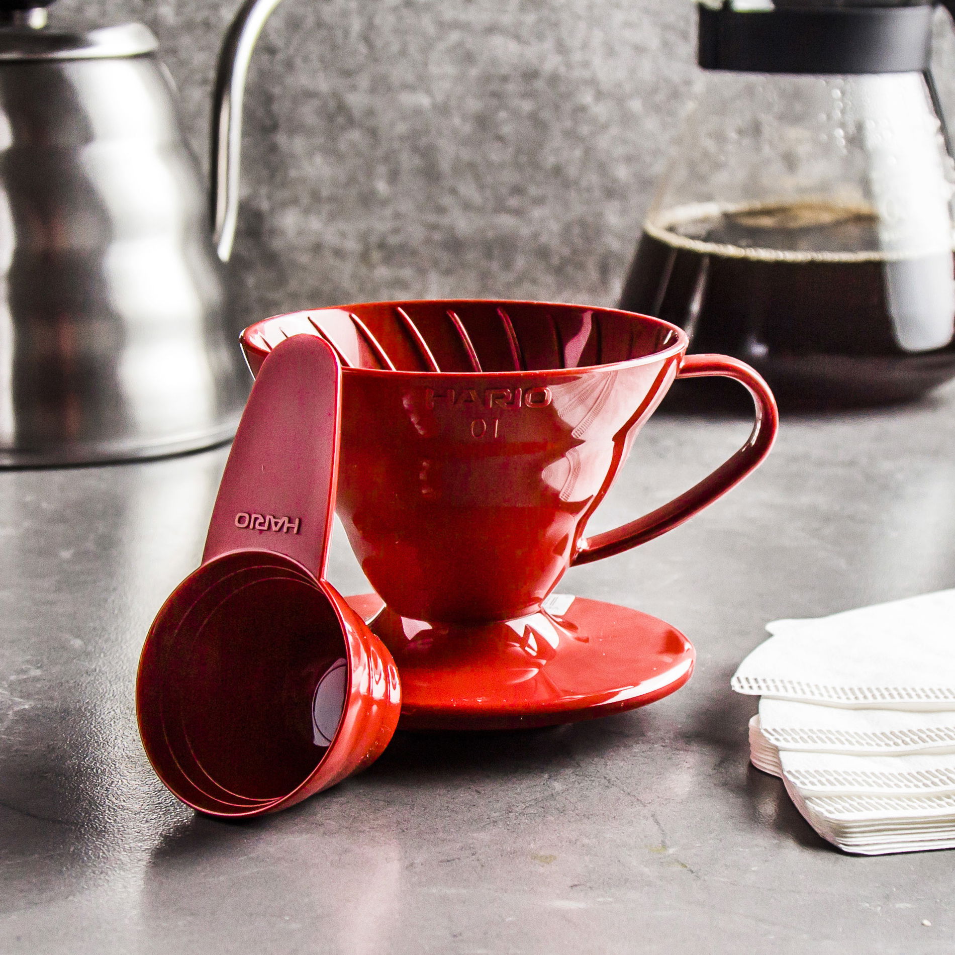 HARIO Dripper V60-01 červený – plastový dripper na kávu s měrkou