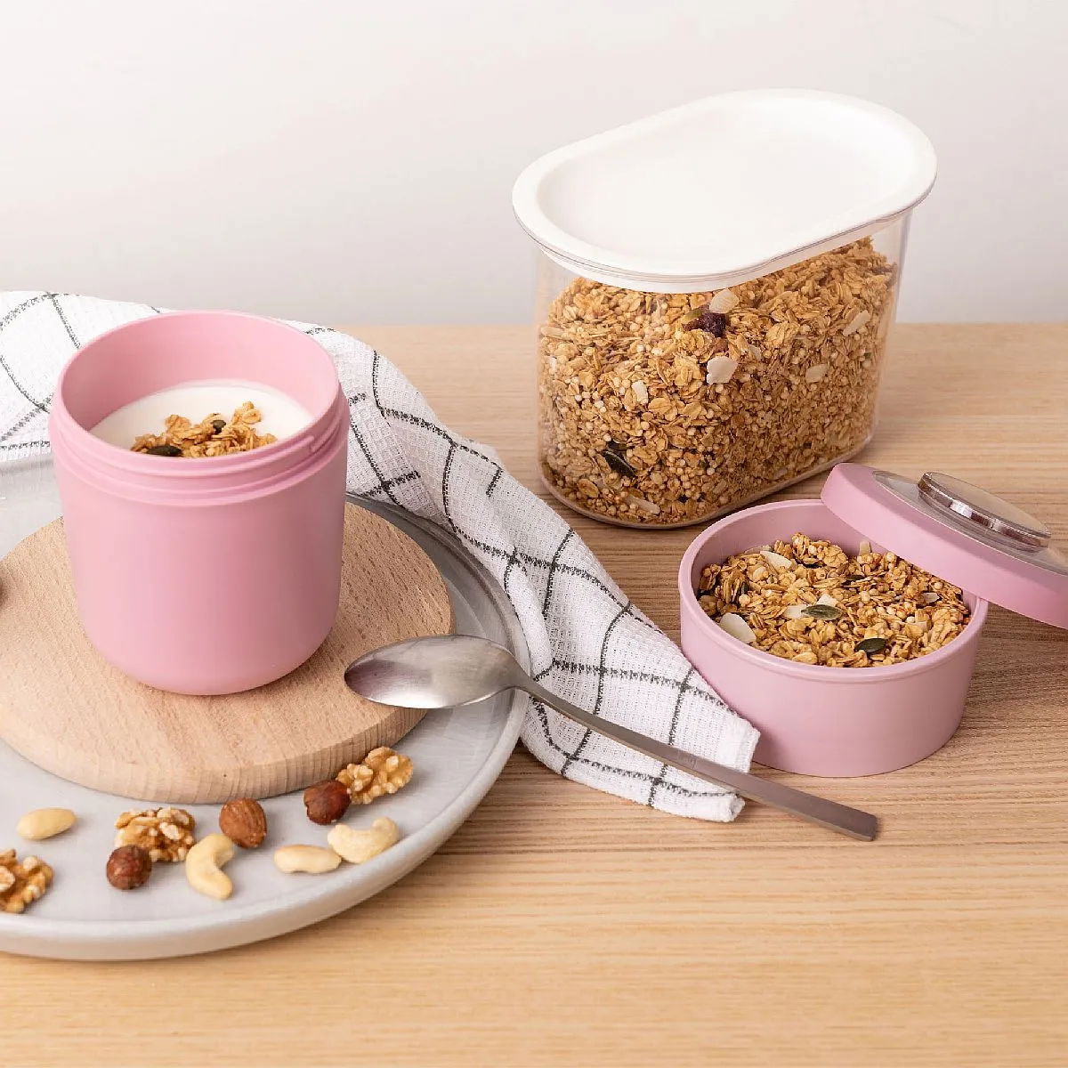 Nádoba na jogurt a müsli z Tritanu s lžičkou AMUSE ON THE GO 0,45 l