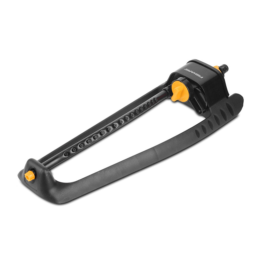 FISKARS Sprinkler M čierny - záhradný kyvadlový zavlažovač na trávnik