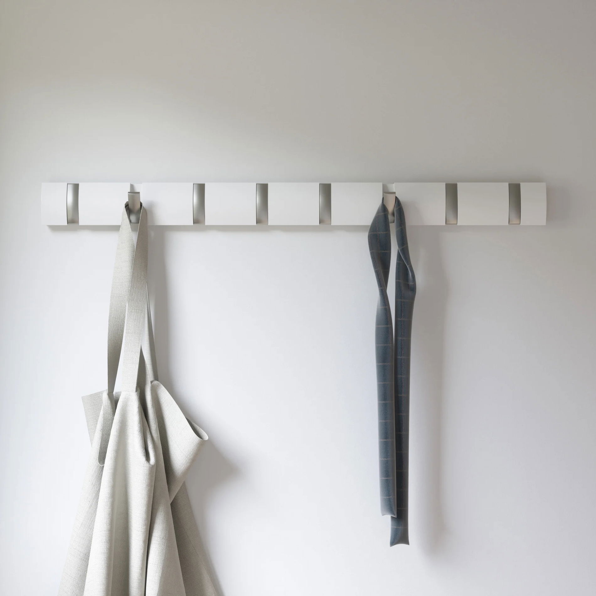 UMBRA Flip 81 cm biały - wieszak ścienny drewniany