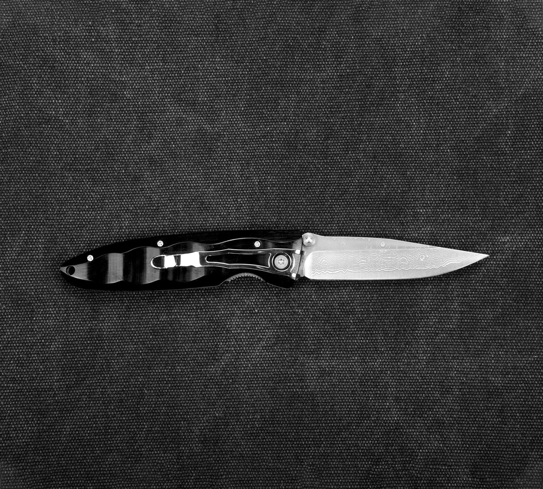 MCUSTA Classic Wave Black Pakka Damascus 8,5 cm - japoński nóż survivalowy składany ze stali damasceńskiej