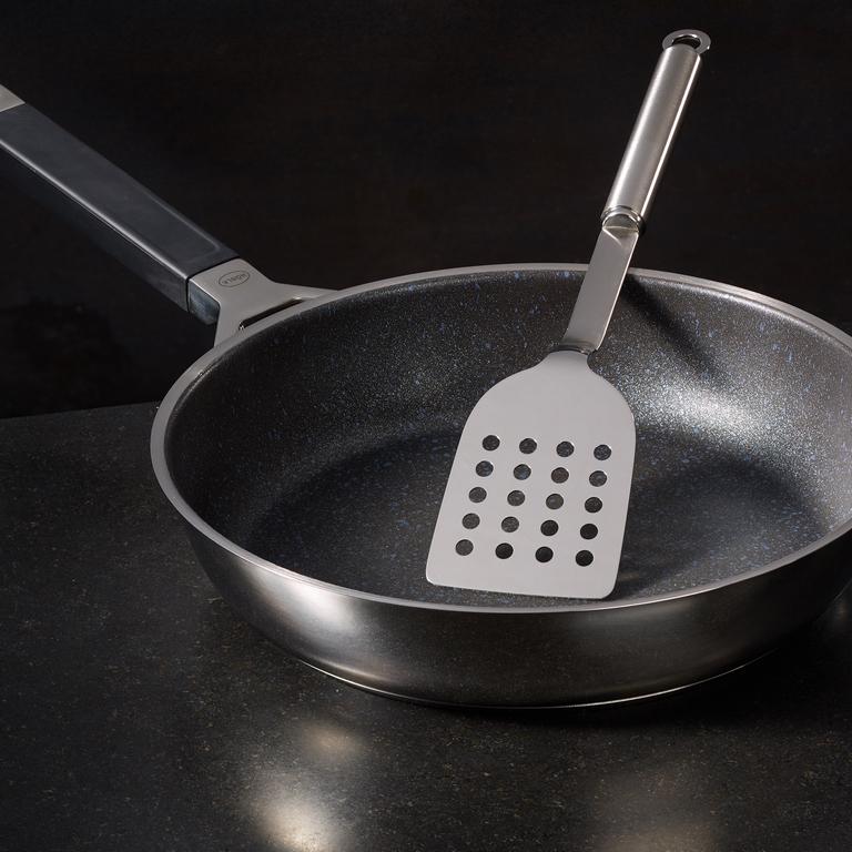 ROESLE Rundgriff 34,5 cm - perforovaná kuchynská lopatka na panvice z nerezovej ocele