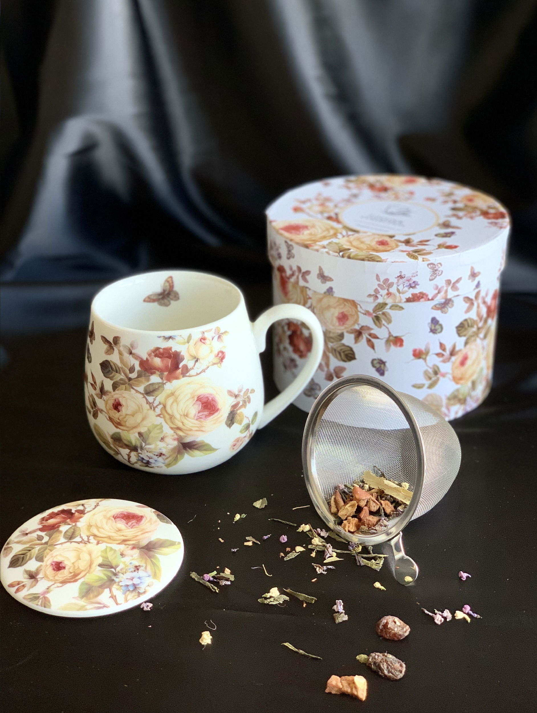 Porcelánový hrnček s čajovým infúzerom a vekom DUO ROMANTIC ZAHRA BIELY 430 ml