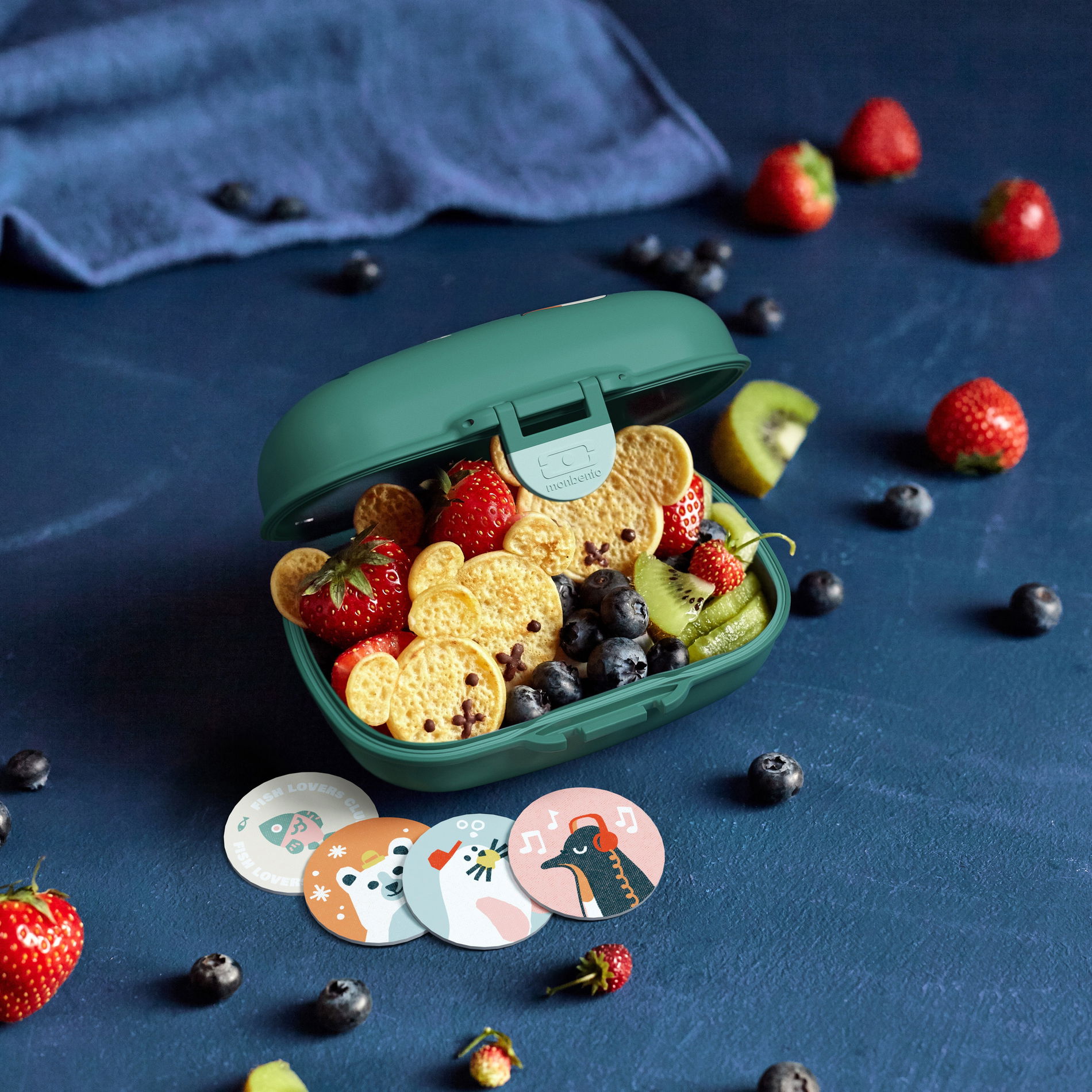 MONBENTO Gram Graphic Penguin 0,6 l tmavozelený - obedová krabička / raňajková krabička pre deti z plastu