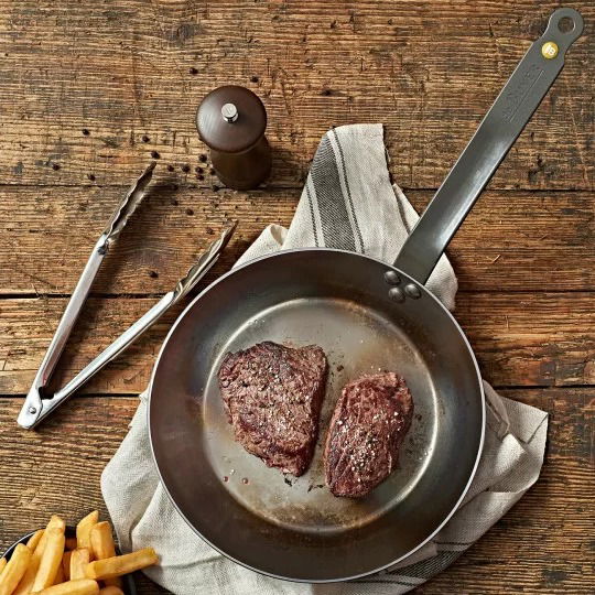 DE BUYER Mineral B 26 cm – pánev z uhlíkové oceli s mlýnkem na pepř a kleštěmi