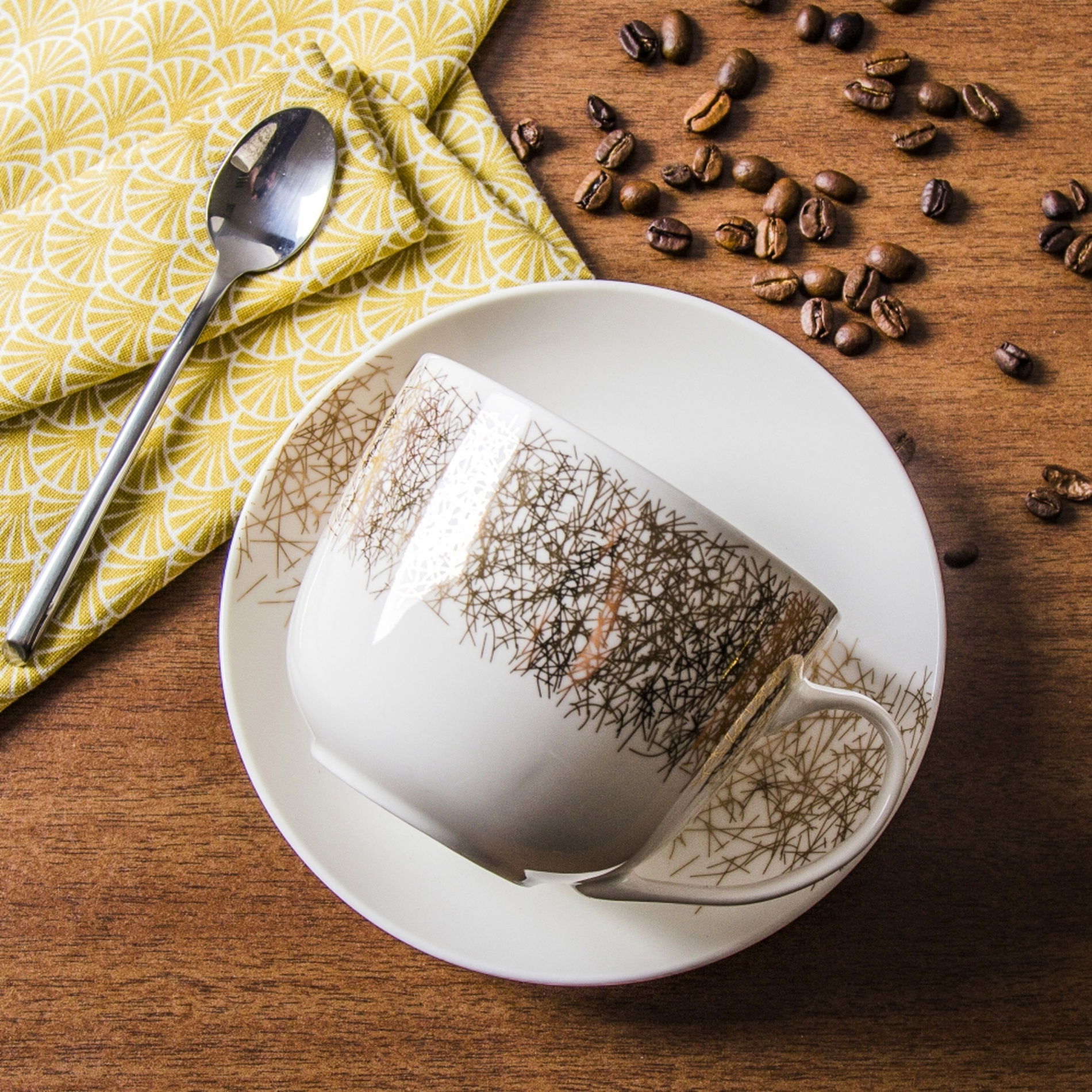 Porcelánový šál na kávu a čaj s tanierikom CERAMIKA TUŁOWICE LINE GOLD BIELA 450 ml