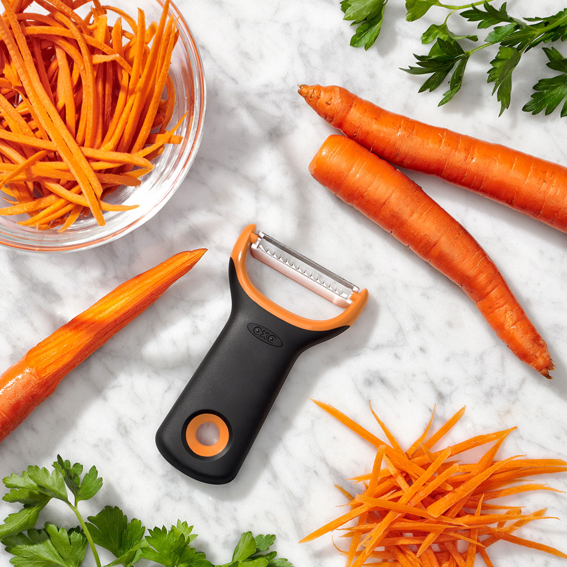 OXO GOOD GRIPS Maccarao černá - ocelová škrabka Julienne