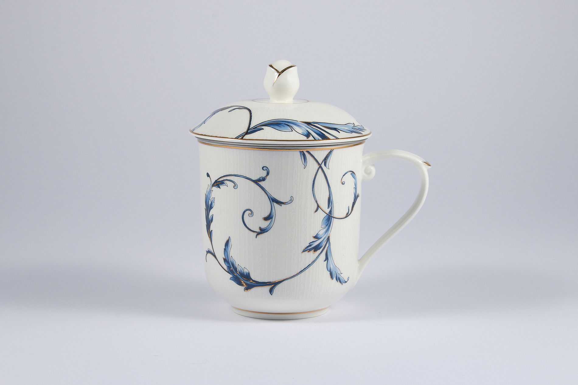 Porcelánový hrníček s infuzérem a víkem 380 ml