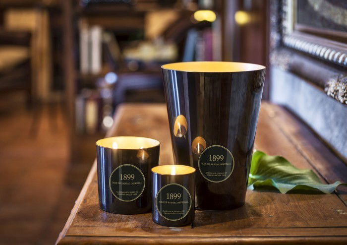 Sójová voňavá sviečka v pohári CERERIA MOLLA GOLD EDITION IMPERIAL BOIS DE SANTAL 230 g