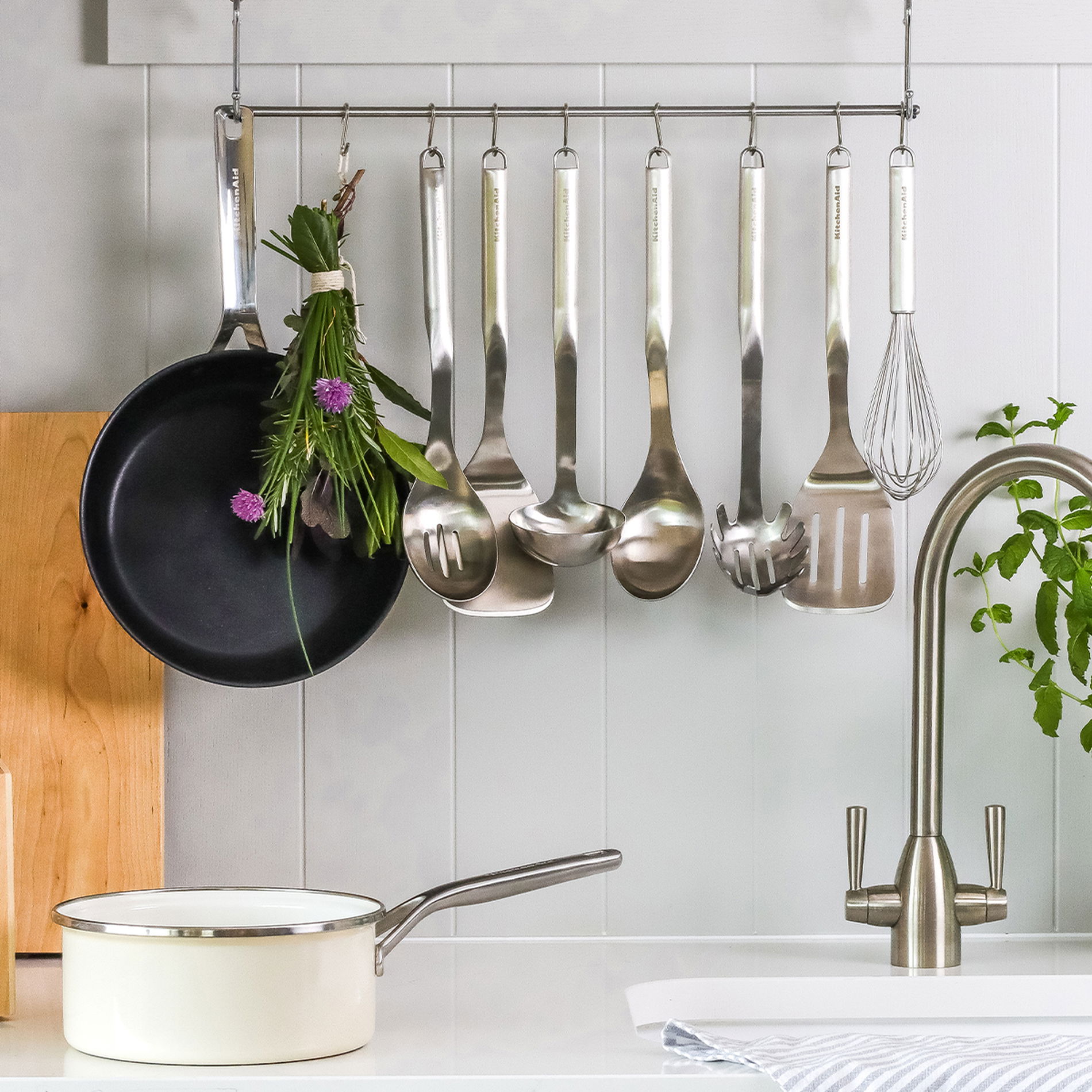 KITCHENAID Premium 35 cm - kuchyňská lopatka z nerezové oceli perforovaná