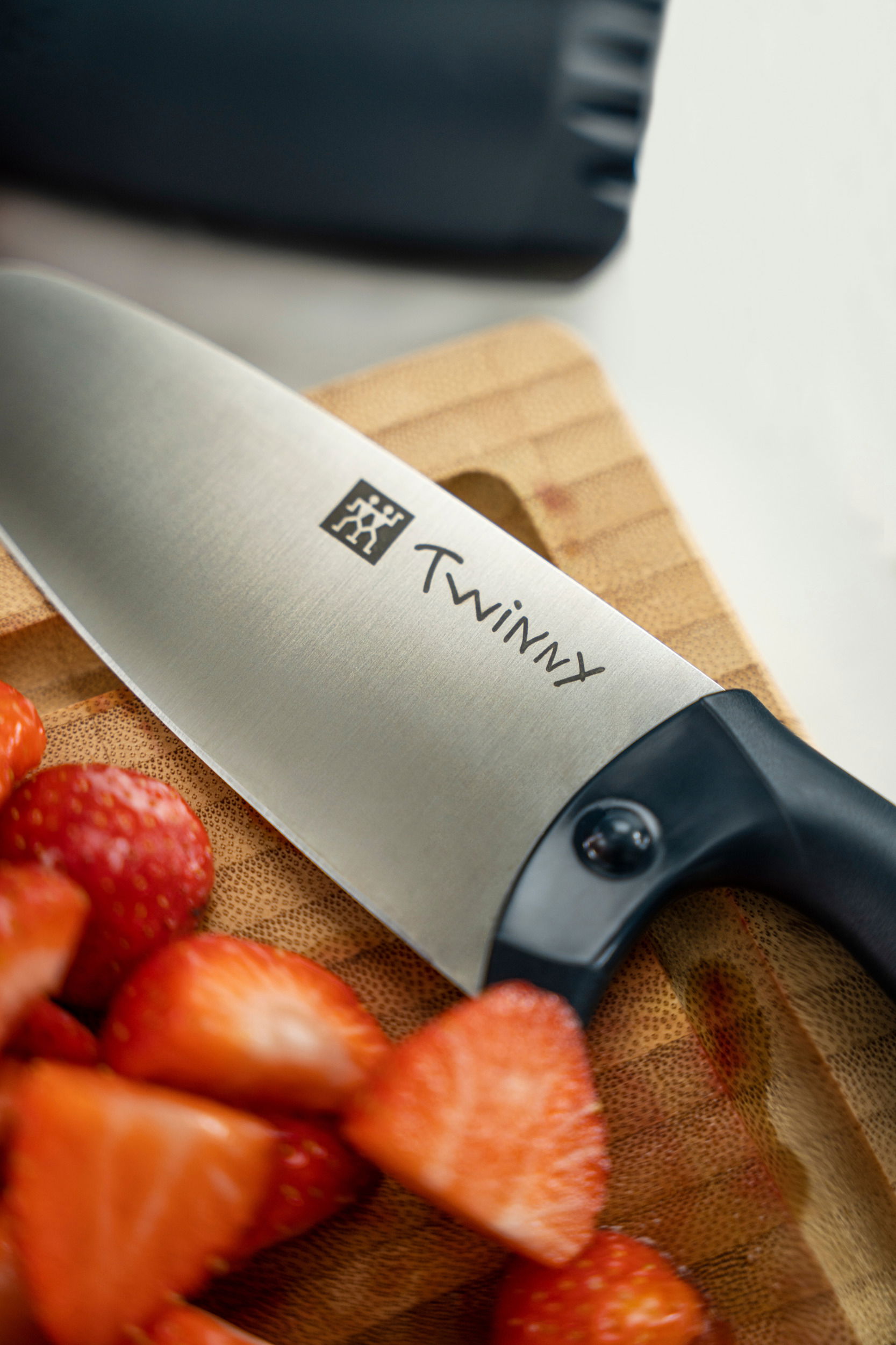 ZWILLING Twinny 10 cm modrý - nůž šéfkuchaře z nerezové oceli z osłonką