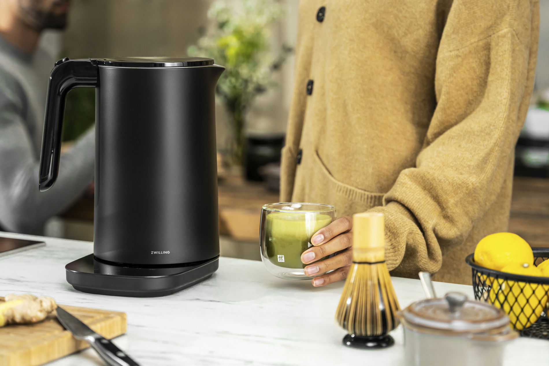 ZWILLING Enfinigy Pro 1,5 l čierny - bezdrôtový elektrický rýchlovarný kanvica z nehrdzavejúcej ocele s reguláciou teploty a pohármi
