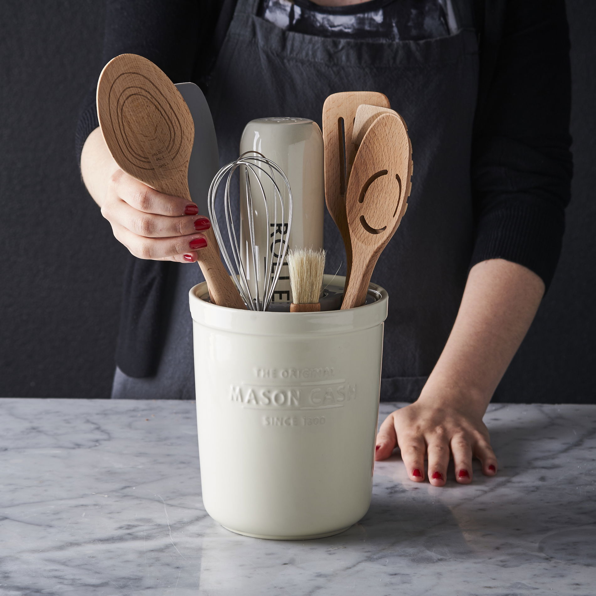 MASON CASH Innovative Kitchen biely - keramický držiak na kuchynské pomôcky