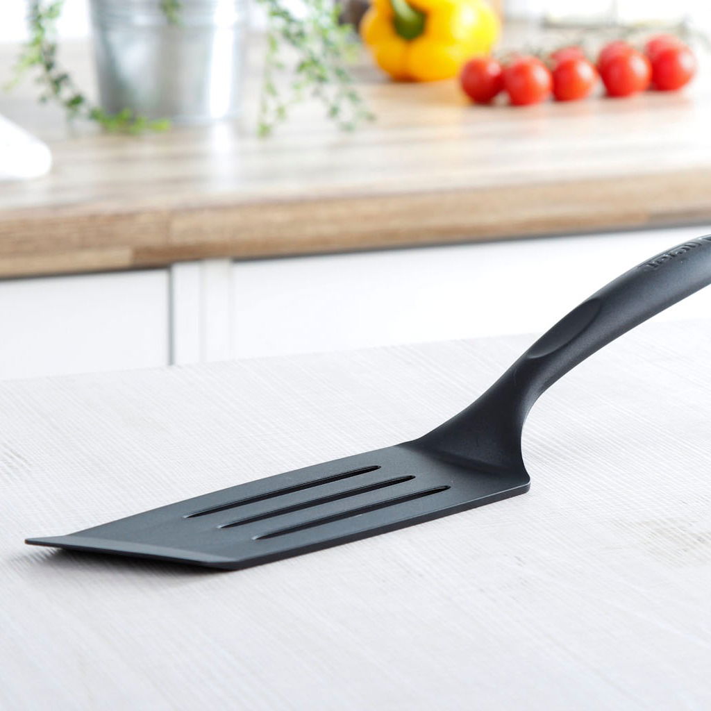 TEFAL Bienvenue 2744112 33,5 cm černá - dlouhá děrovaná plastová kuchyňská lopatka