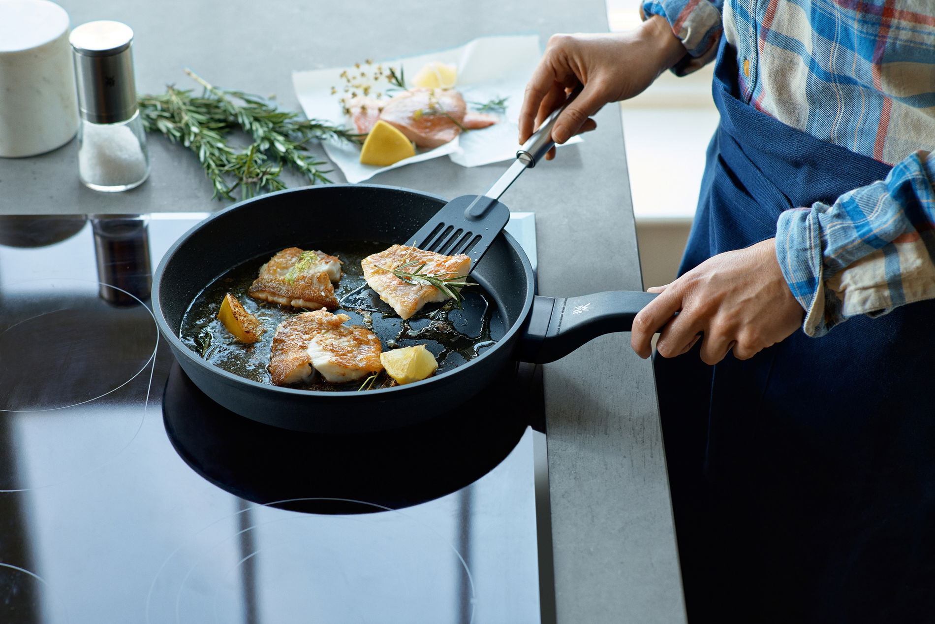 WMF PermaDur Premium 28 cm černá - nepřilnavá pánev